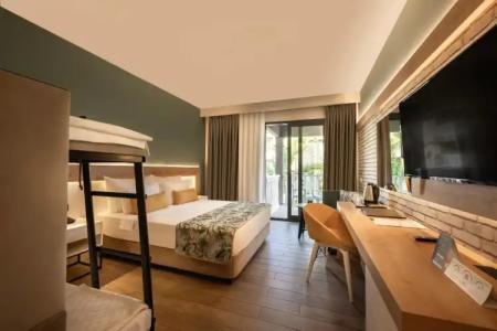 Sailor's Beach Club - 72