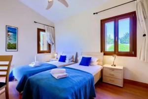 4 bedroom Villa Helidoni with private infinity pool, Aphrodite Hills Resort
