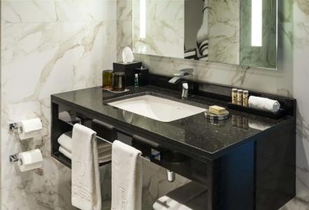 Renaissance by Marriott - 8