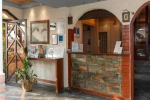 Erato Hotel, Коккини-Хани