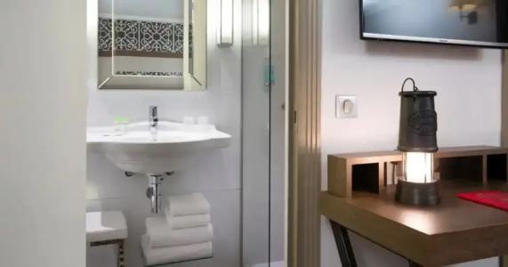 Philéas Lazare & Spa - 83