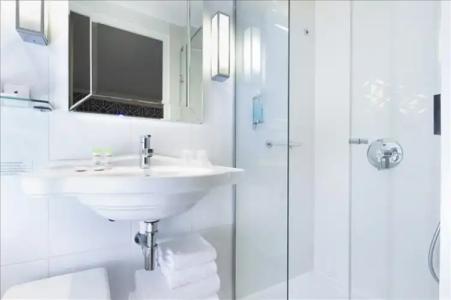 Philéas Lazare & Spa - 86