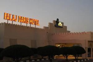 Falaj Daris Hotel, Назва
