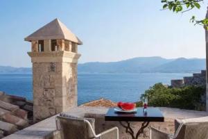 Отель «Moni Emvasis Luxury Suites», Монемвасия