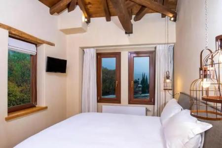 To Stefani tis Makrinas - 153