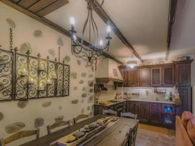 To Stefani tis Makrinas - 168