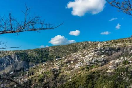 To Stefani tis Makrinas - 140