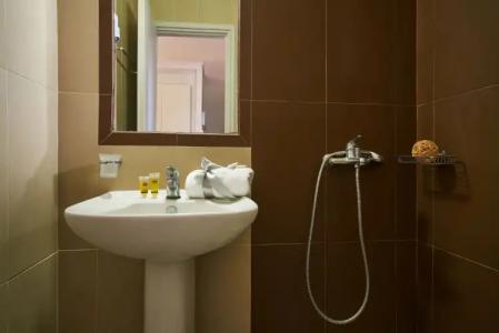 Two Brothers Studios & Apts - 8