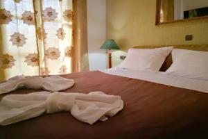 Nikky's Place, Арахова