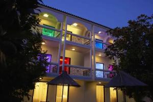 Kamari Beach Hotel, Потос