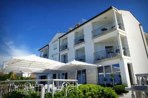 Hotel «Neva», Подстрана