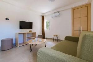 Hotel «Delfin», Омисаль