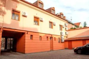 König Hotel, Печ