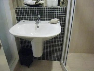 Aphrodite Inn Bangkok - 8