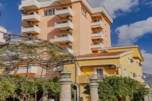 Hotel «Pharos», Бар