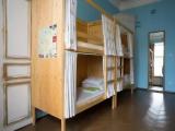 Кровать в общем 8-местном номере для мужчин и женщин