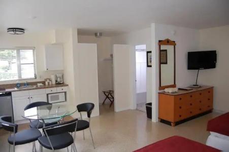 Alcazar Resort- Gay Mens Resort - 8