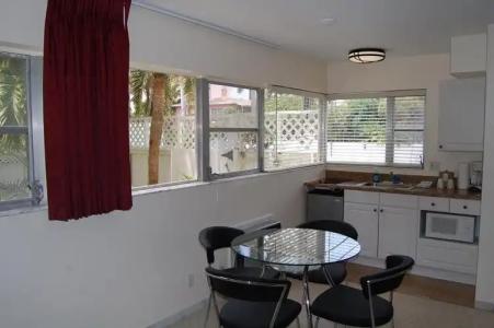 Alcazar Resort- Gay Mens Resort - 9