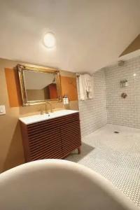 The Historic Peninsula Inn - 206