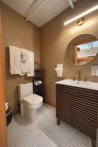 The Historic Peninsula Inn - 200