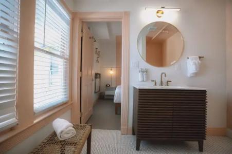 The Historic Peninsula Inn - 159