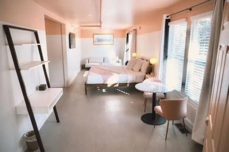 The Historic Peninsula Inn - 148