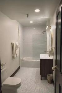 The Historic Peninsula Inn - 178