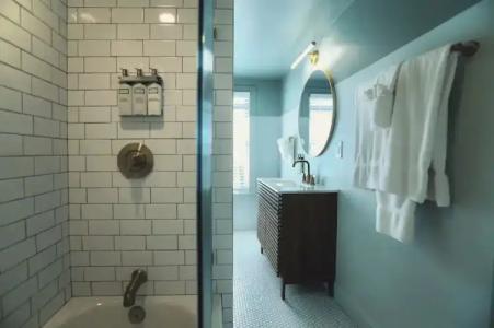 The Historic Peninsula Inn - 204