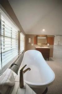 The Historic Peninsula Inn - 202