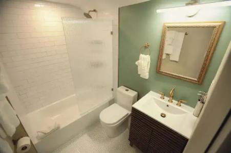 The Historic Peninsula Inn - 201