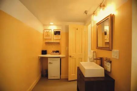 The Historic Peninsula Inn - 101