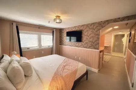 The Historic Peninsula Inn - 181