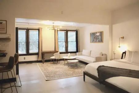 The Historic Peninsula Inn - 169