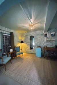 The Historic Peninsula Inn - 144