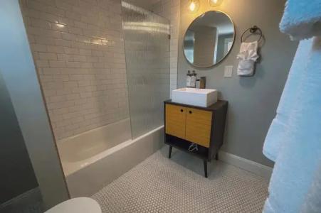 The Historic Peninsula Inn - 109