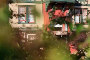 Abigail's Hotel, Виктория