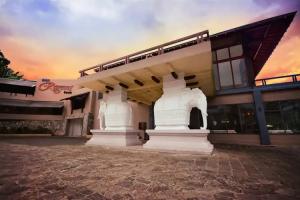 Earl's Regent Hotel, Канди