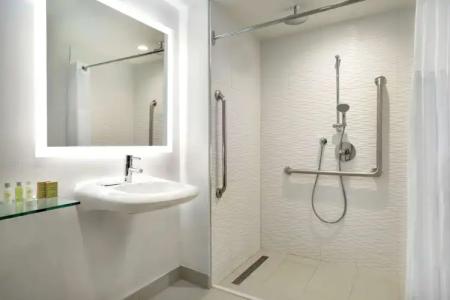 DoubleTree by Hilton Toronto Airport West - 9