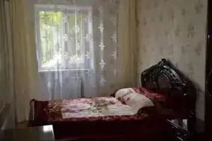 Трехкомнатная квартира, Саки