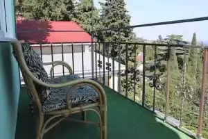 Трехэтажный коттедж, Алупка