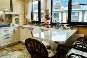 Трехкомнатная квартира, Эсто-Садок