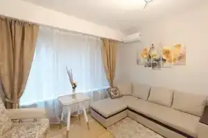 Студия, Хоста