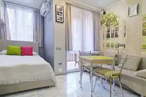 Студия, Эсто-Садок