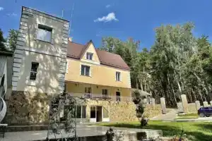 Трехэтажный коттедж, Октябрьский