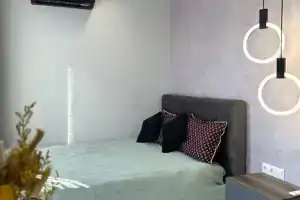 Студия, Хоста