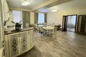 Трехкомнатная квартира, Домбай