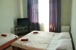 Комната, Хоста