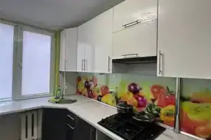 Трехкомнатная квартира, Островец