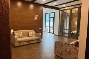 Трехкомнатная квартира, Домбай