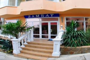 Курортный отель Ламбат